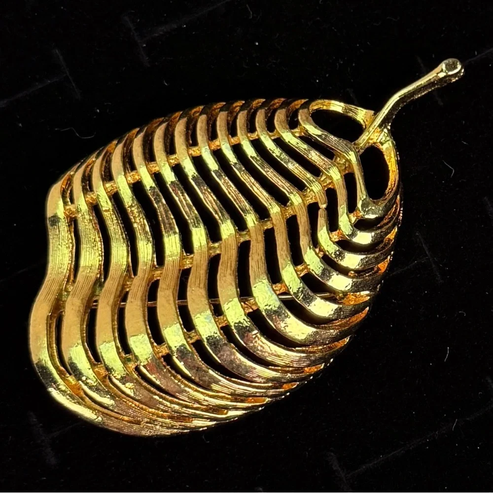 Vintage Goldtone large Leaf Brooch pin